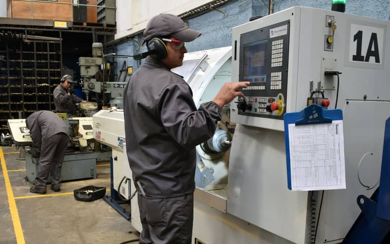 Operario supervisando una máquina CNC 2