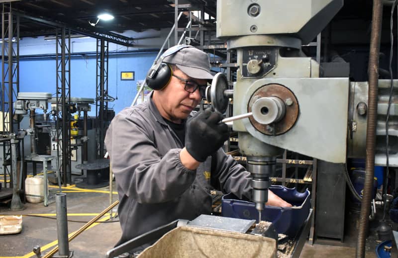 Operario trabajando en una fresadora