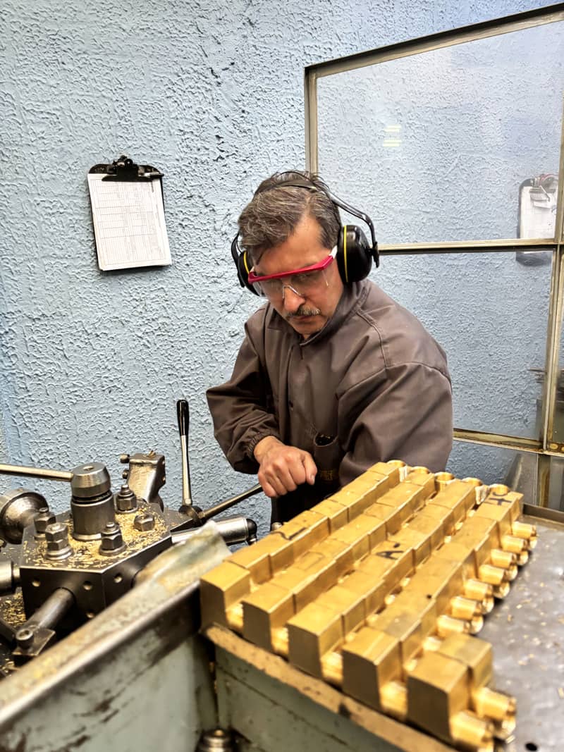 Miembro del equipo Henry en el taller