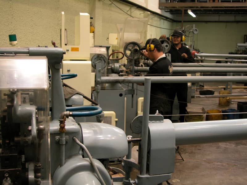 Técnico en el taller de producción